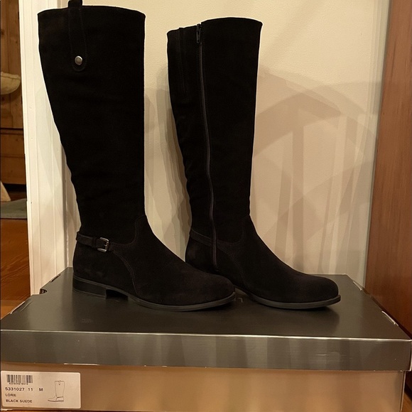 New beautiful La CANADIENNE waterproof suede black boots! Made in Canada - Picture 2 of 5